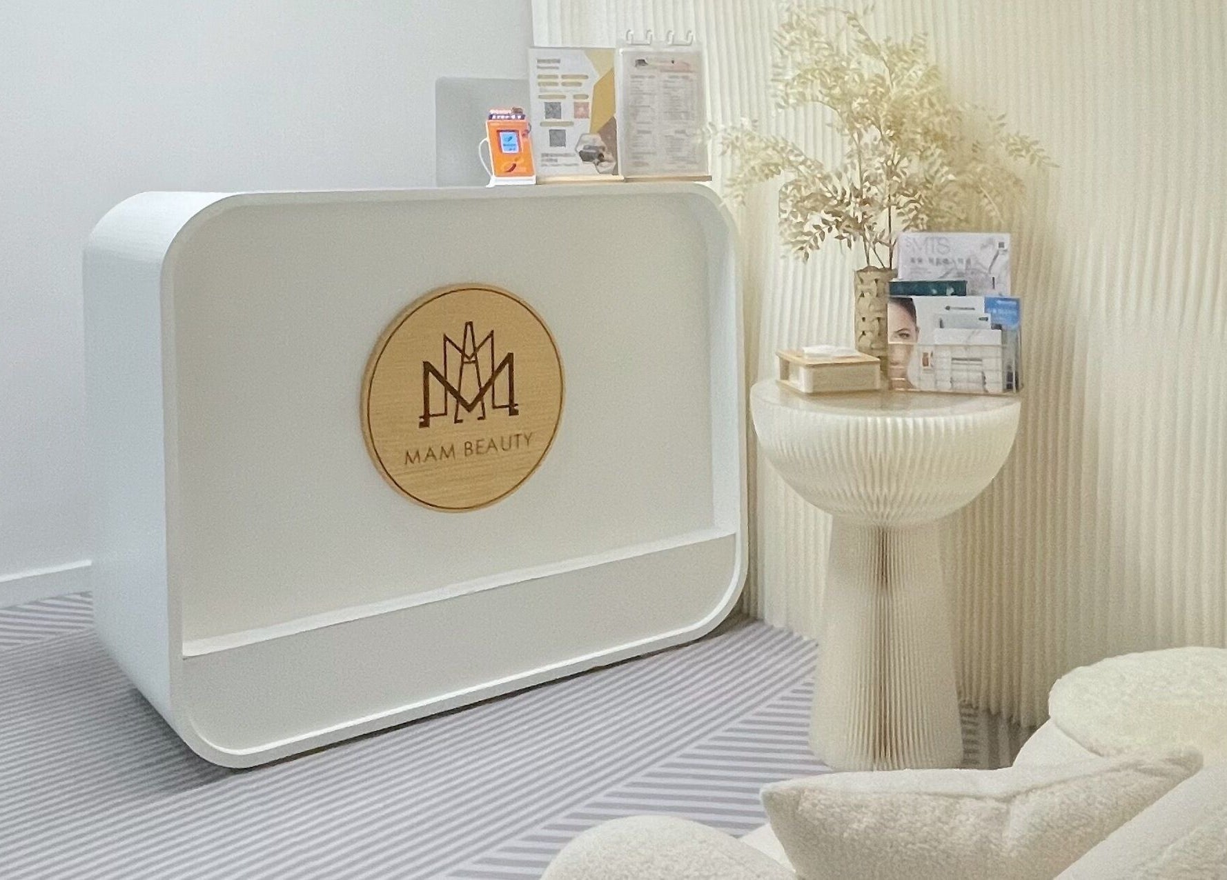 Modern reception at MAM Beauty, 旺角, HK. Features sleek desk with branding and decorative accents.