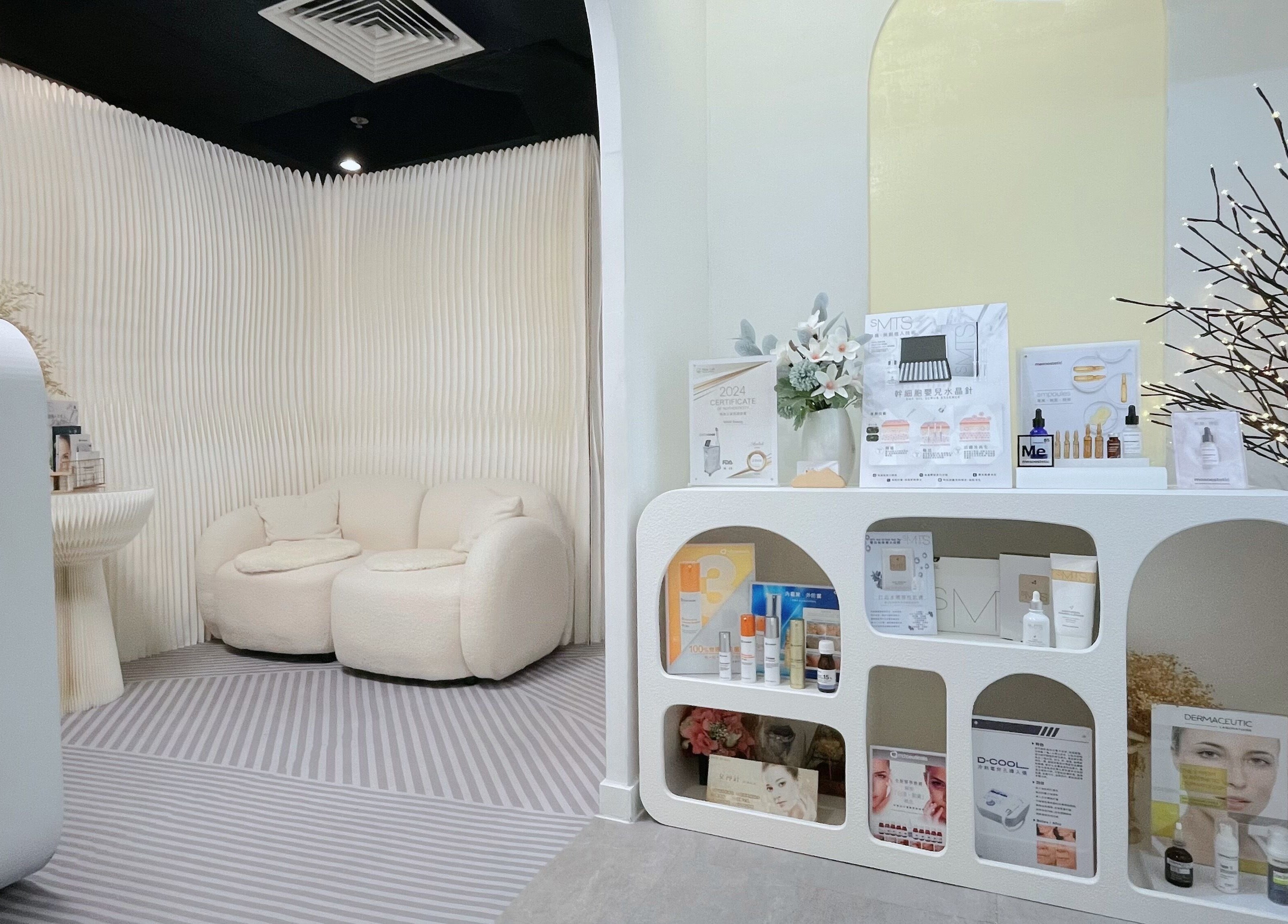Elegant reception area at MAM Beauty, 旺角, HK featuring plush seating and product display.