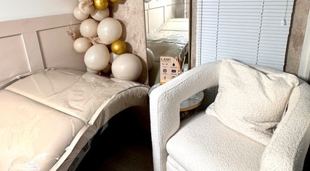Relaxing treatment room at Beauty by Chloe, Dundee, Scotland, GB with plush chair and decorative balloons.