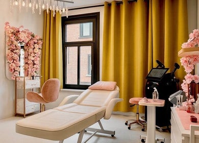Rustgevende spa-ruimte bij Skin and Hair Care Huidlux in Haarlem, Noord-Holland, NL met luxe behandeltafel.