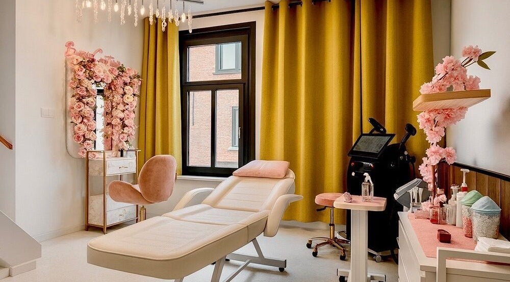 Rustgevende spa-ruimte bij Skin and Hair Care Huidlux in Haarlem, Noord-Holland, NL met luxe behandeltafel.