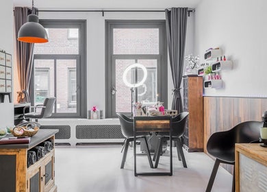 Interieur van Skin and Hair Care Huidlux in Haarlem, Noord-Holland, NL. Elegante en moderne schoonheidssalon.