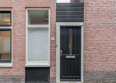 Voordeur van Skin and Hair Care Huidlux in Haarlem, Noord-Holland, NL met bakstenen gevel.