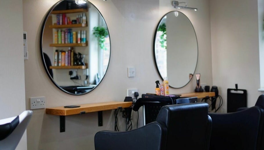 Head Quarters Hair and Beauty Salon afbeelding 1