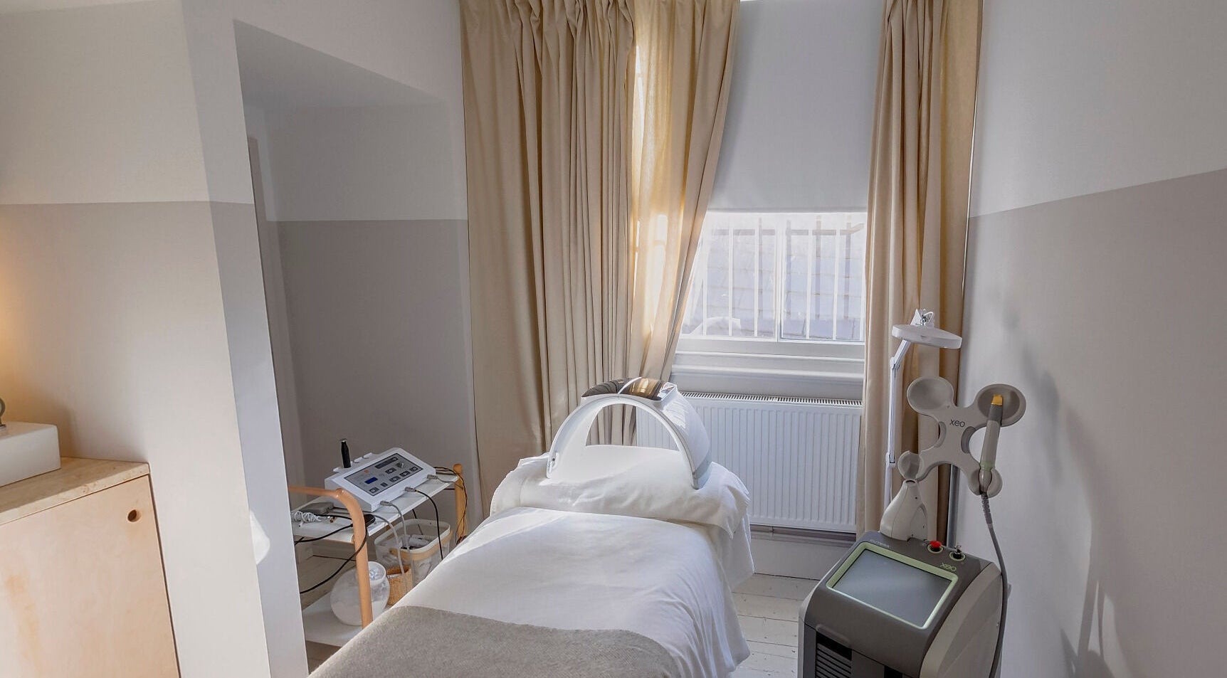 Relaxing treatment room at Ro Skin Stamford, Stamford, England, GB with modern equipment and soft lighting.