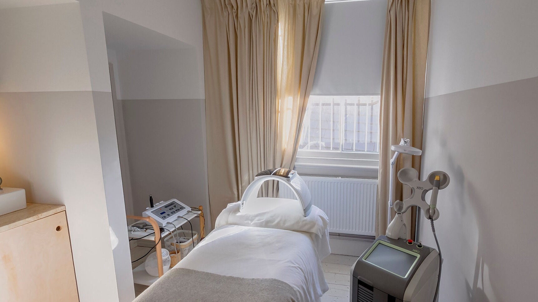 Relaxing treatment room at Ro Skin Stamford, Stamford, England, GB with modern equipment and soft lighting.