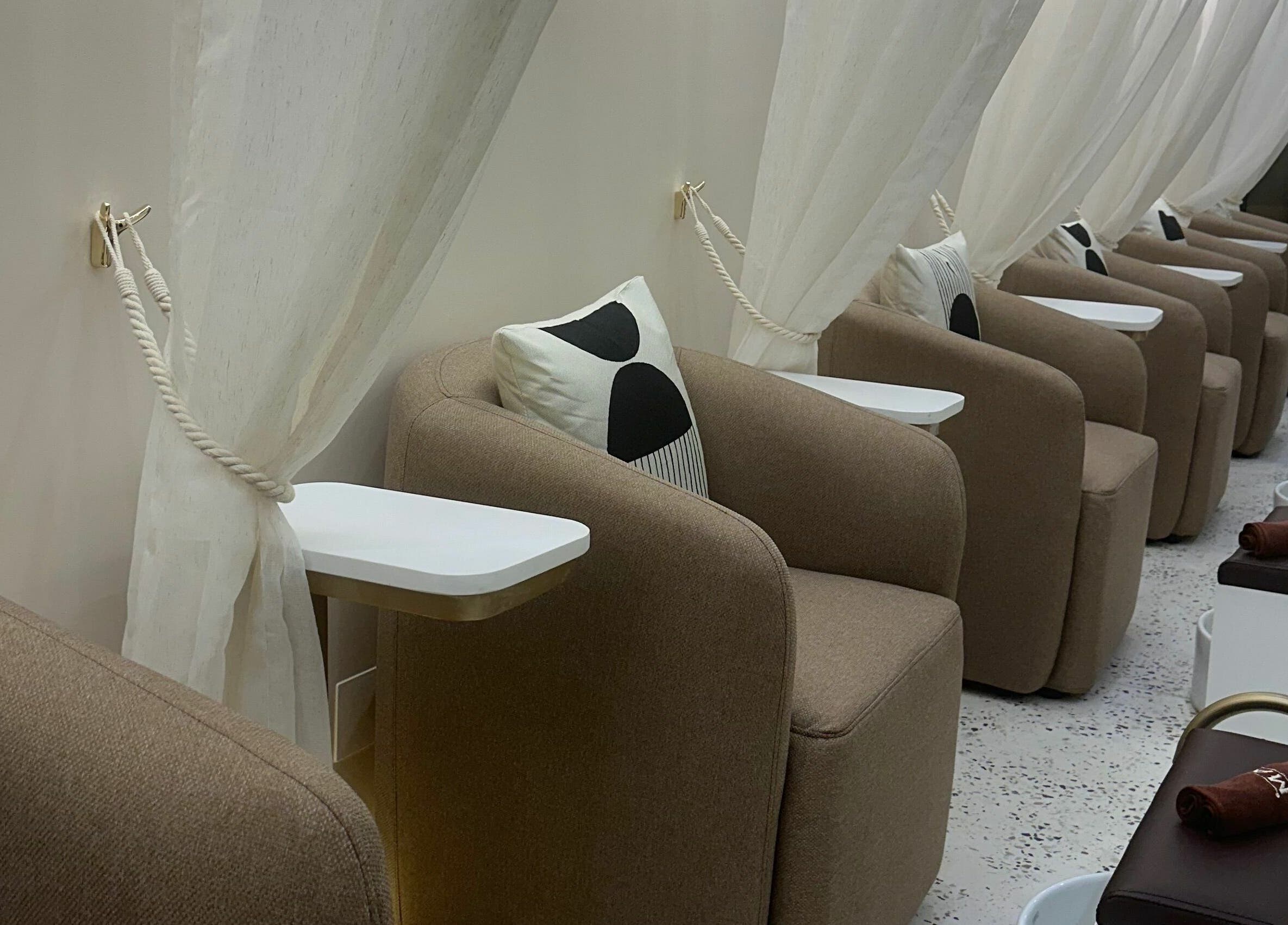 Elegantes cadeiras de spa em The Mani Pedi Spa Maputo, Maputo, Maputo, MZ para uma experiência de pedicure relaxante.