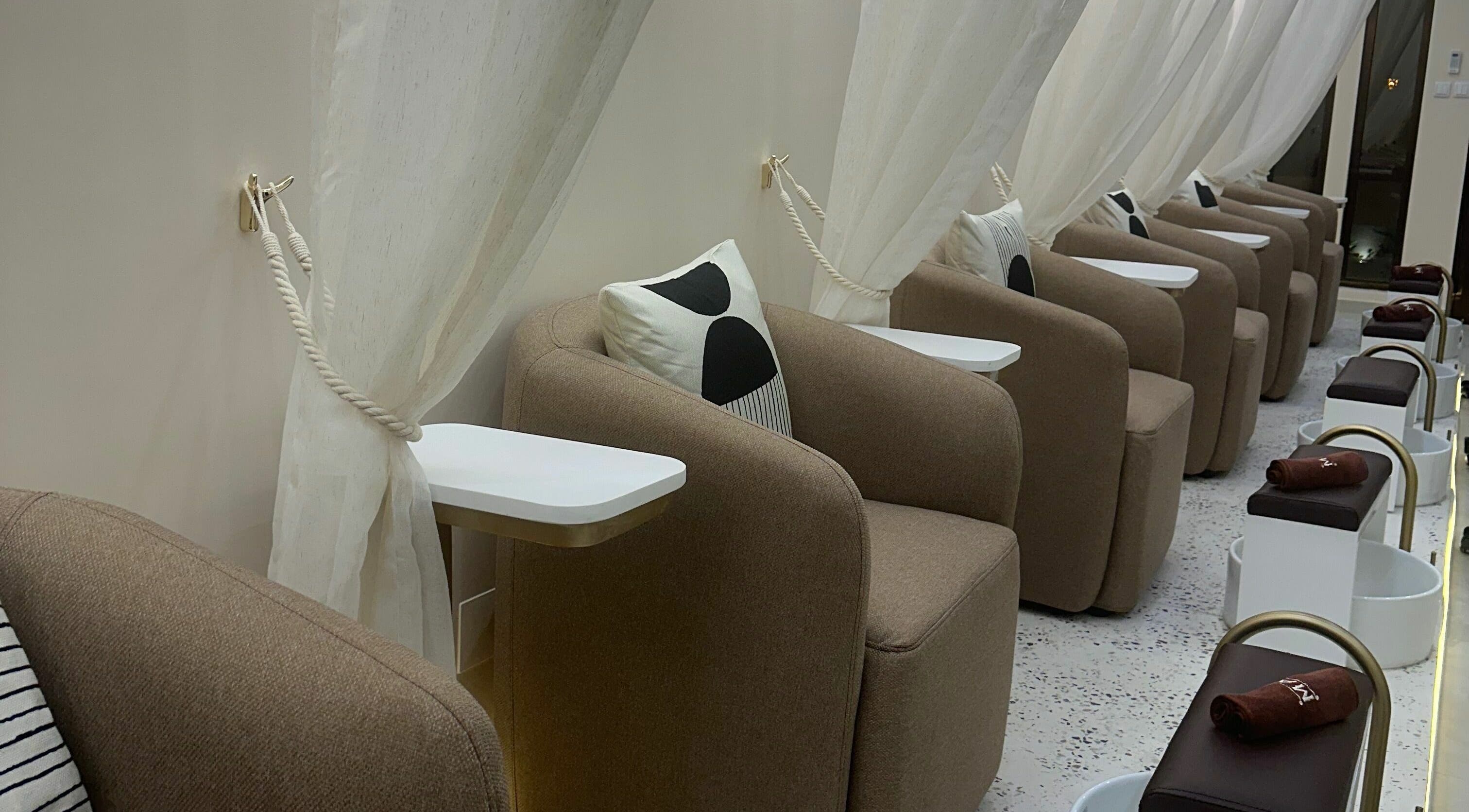 Elegantes cadeiras de spa em The Mani Pedi Spa Maputo, Maputo, Maputo, MZ para uma experiência de pedicure relaxante.