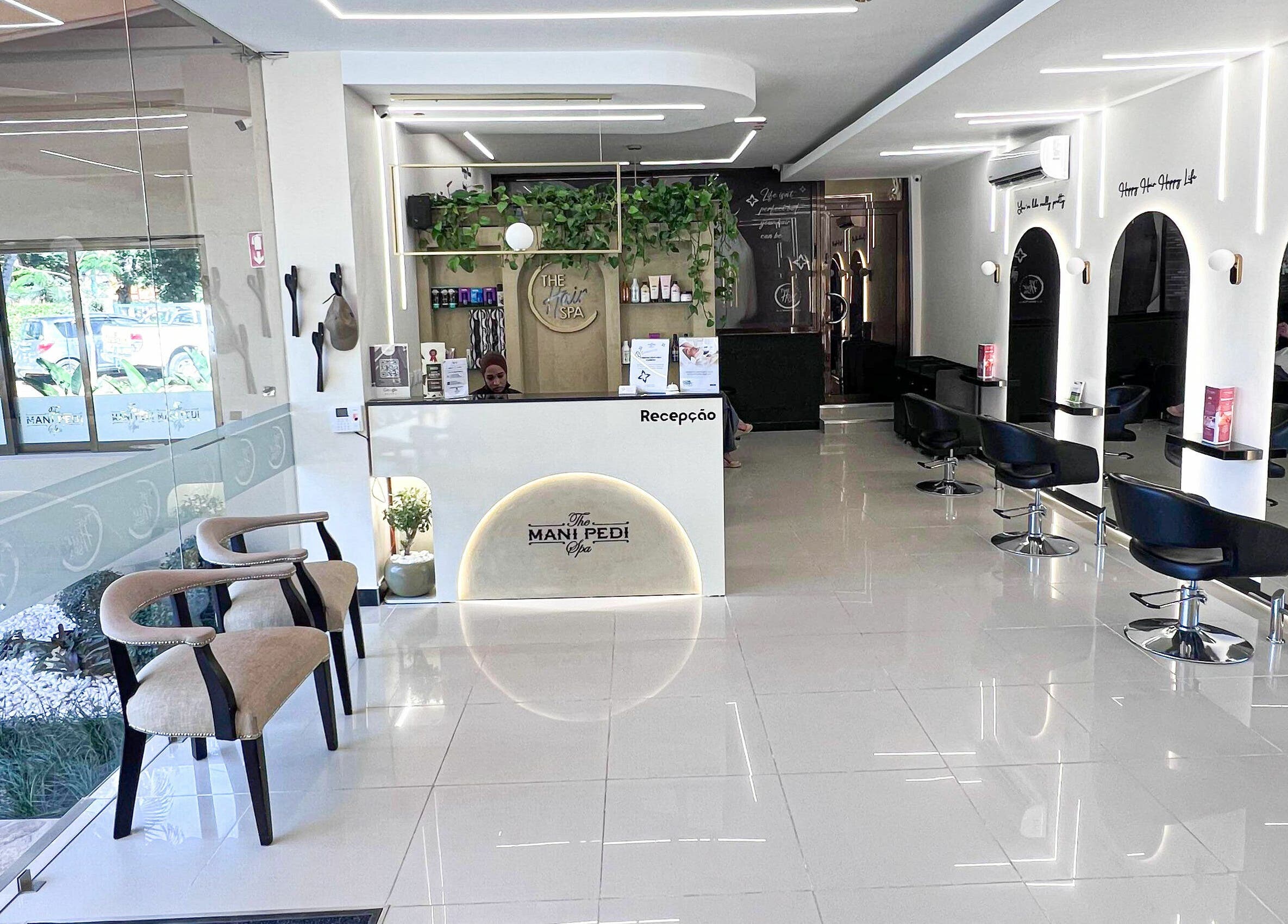 Recepção elegante do The Mani Pedi Spa Maputo, Maputo, MZ, destacando conforto e design moderno.