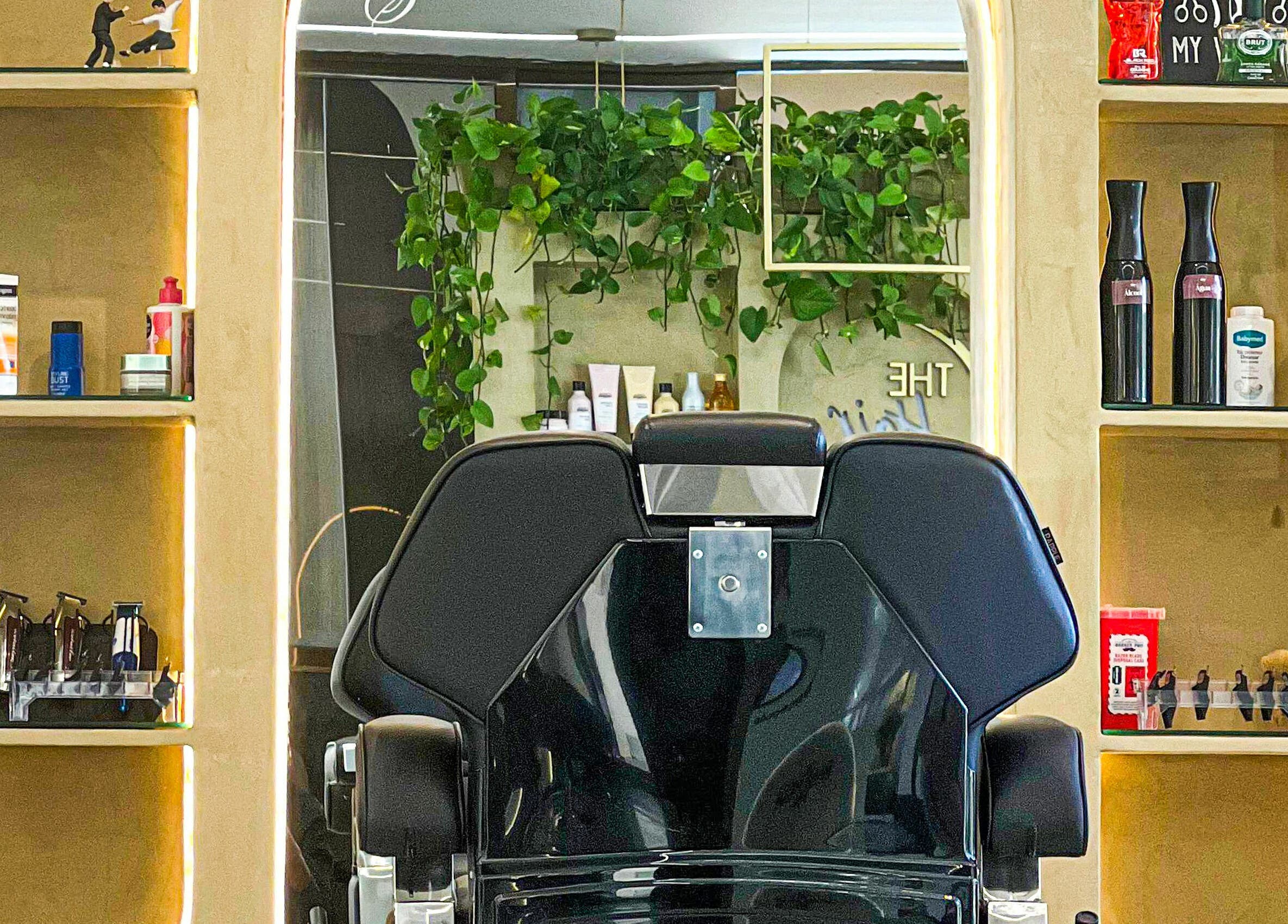 Cadeira de salão luxuosa no The Mani Pedi Spa Maputo, Maputo, MZ, rodeada por produtos de beleza e plantas.