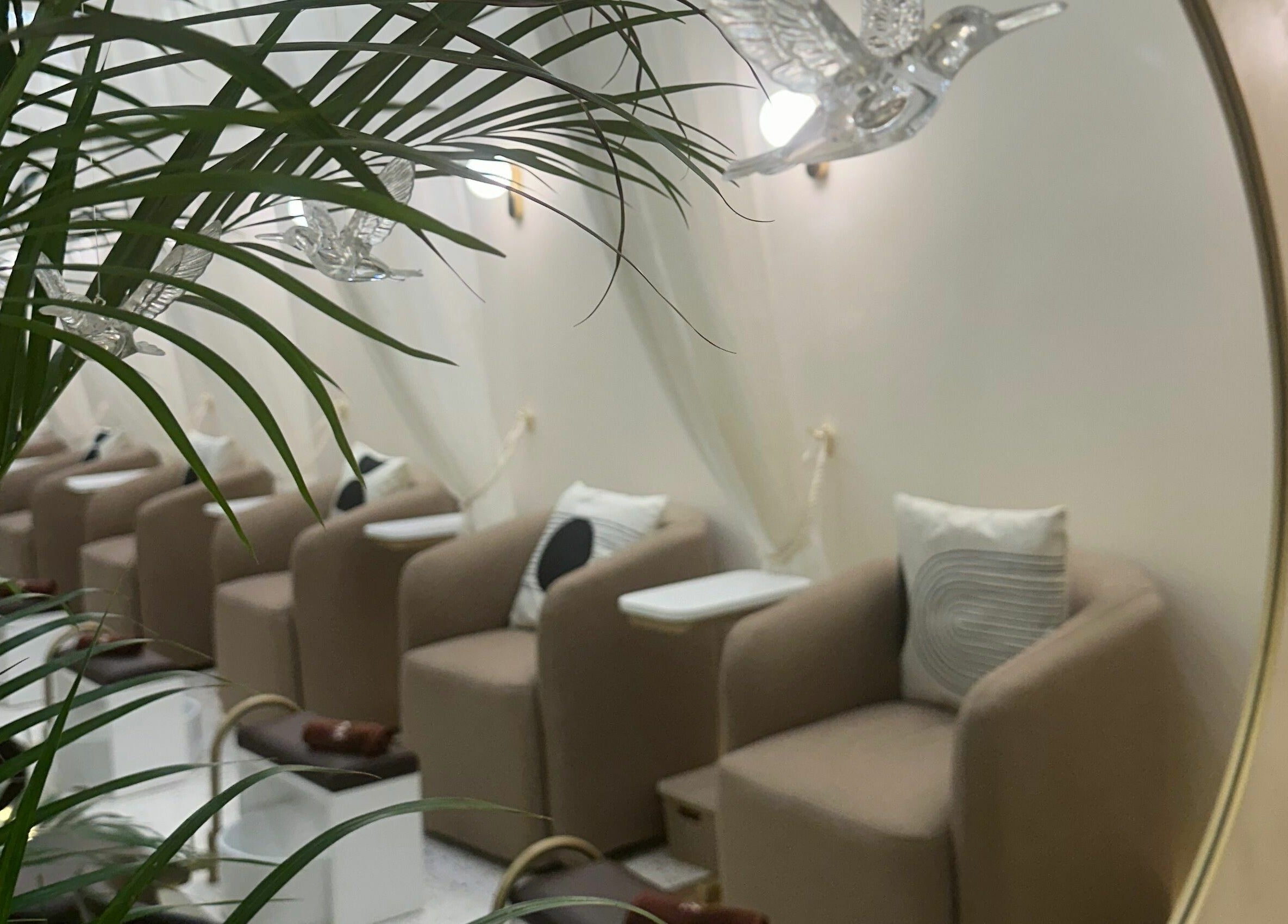 Área de atendimento luxuosa em The Mani Pedi Spa Maputo. Conforto em Maputo, Maputo, MZ.
