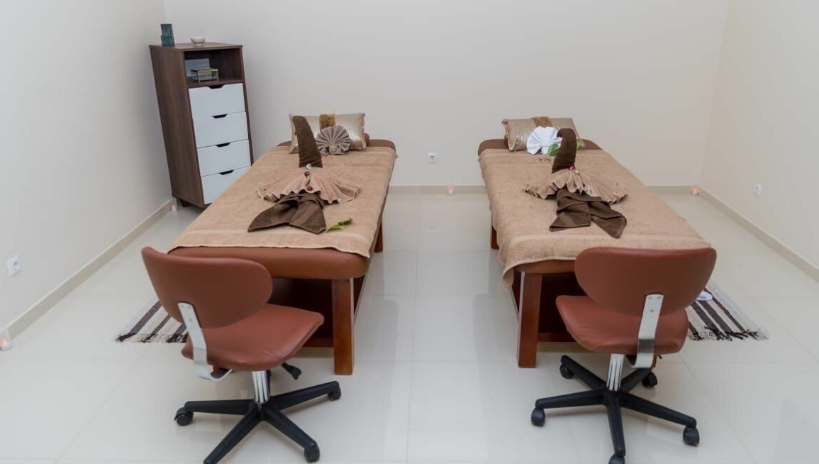 Sala de massagem da The Mani Pedi Spa Matola, em Matola, Maputo, MZ, equipada com duas camas relaxantes.