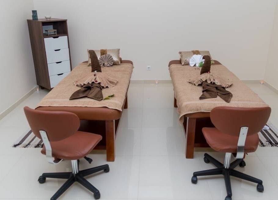 Sala de massagem da The Mani Pedi Spa Matola, em Matola, Maputo, MZ, equipada com duas camas relaxantes.