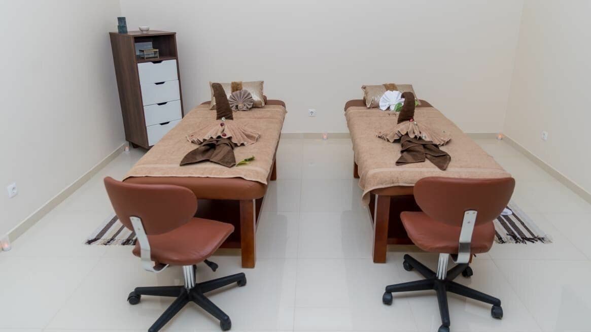 Sala de massagem da The Mani Pedi Spa Matola, em Matola, Maputo, MZ, equipada com duas camas relaxantes.