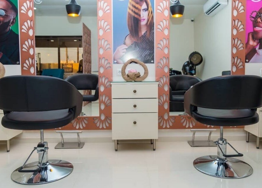 Interior elegante do The Mani Pedi Spa Matola em Matola, Maputo, MZ, com decoração moderna e cadeiras estilizadas.