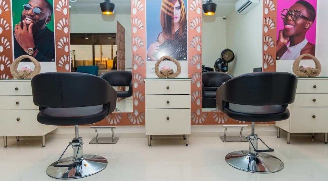 Interior elegante do The Mani Pedi Spa Matola em Matola, Maputo, MZ, com decoração moderna e cadeiras estilizadas.