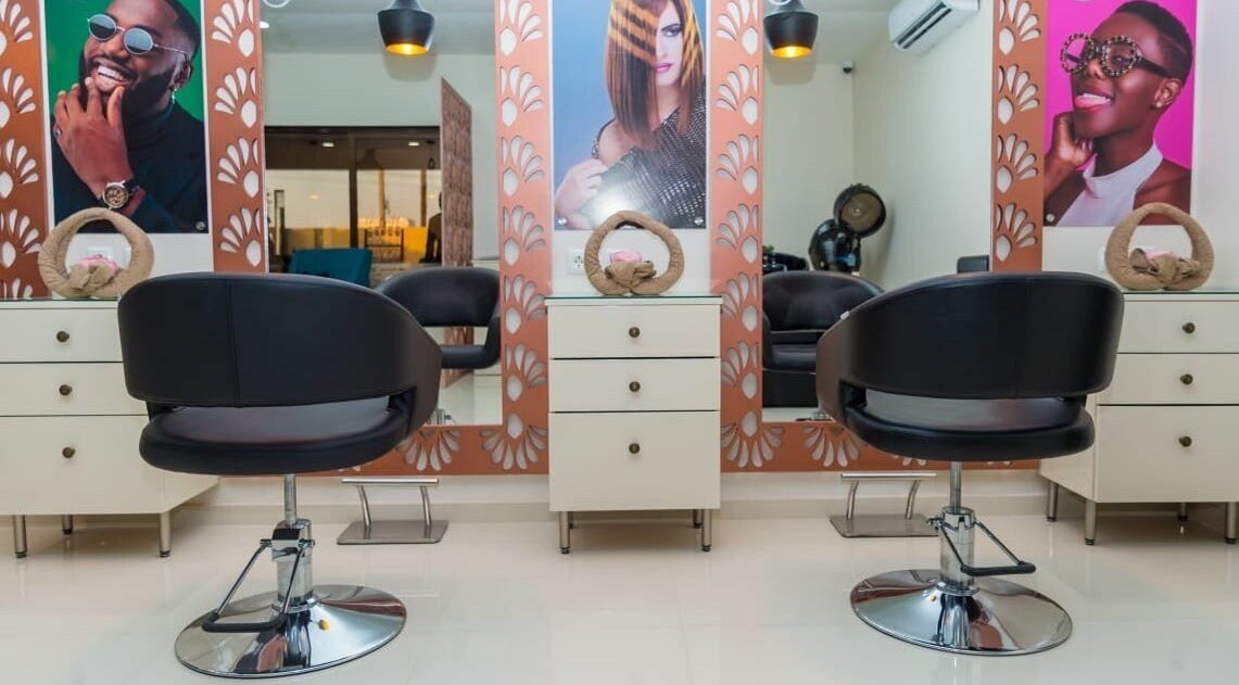 Interior elegante do The Mani Pedi Spa Matola em Matola, Maputo, MZ, com decoração moderna e cadeiras estilizadas.