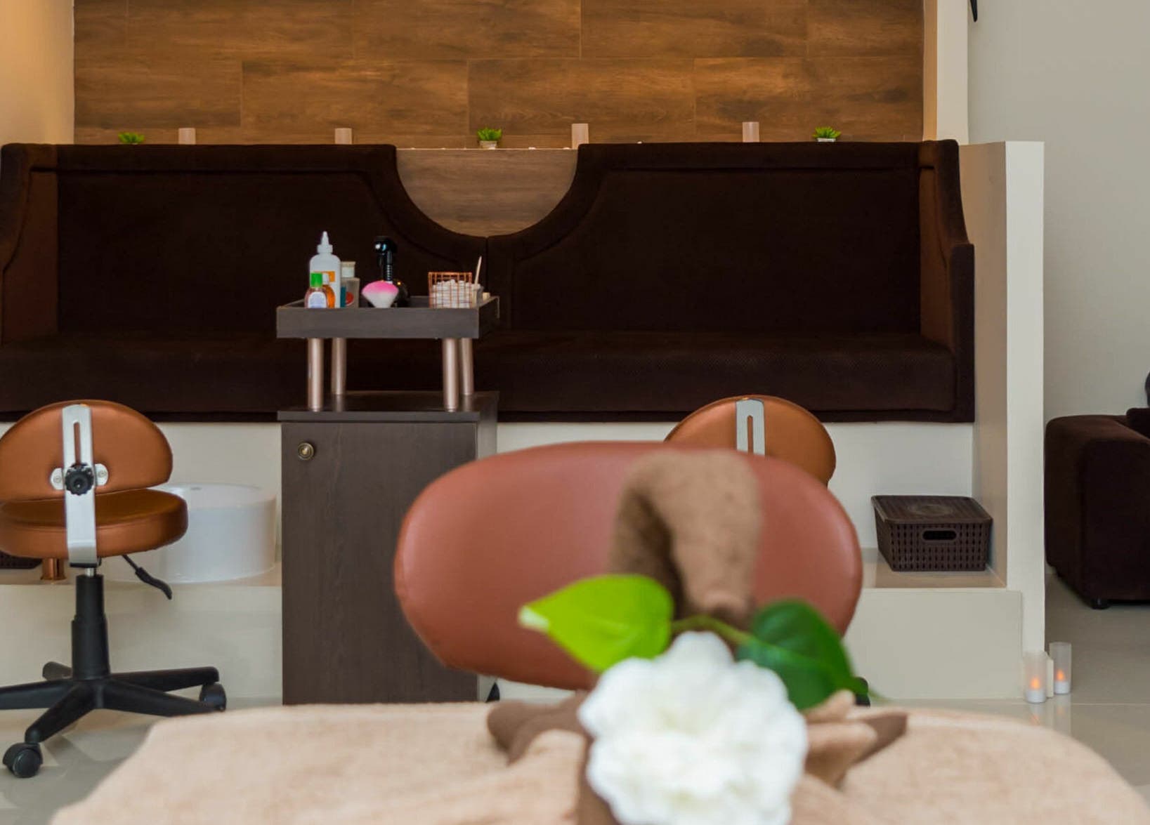 Interior elegante de The Mani Pedi Spa Matola em Matola, Maputo, MZ, com cadeiras de pedicure e decoração confortável.