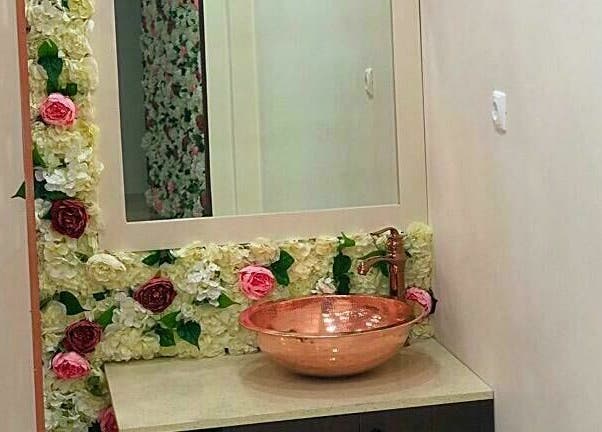 Lavabo detalhado com flores no The Mani Pedi Spa Matola, em Matola, Maputo, MZ.