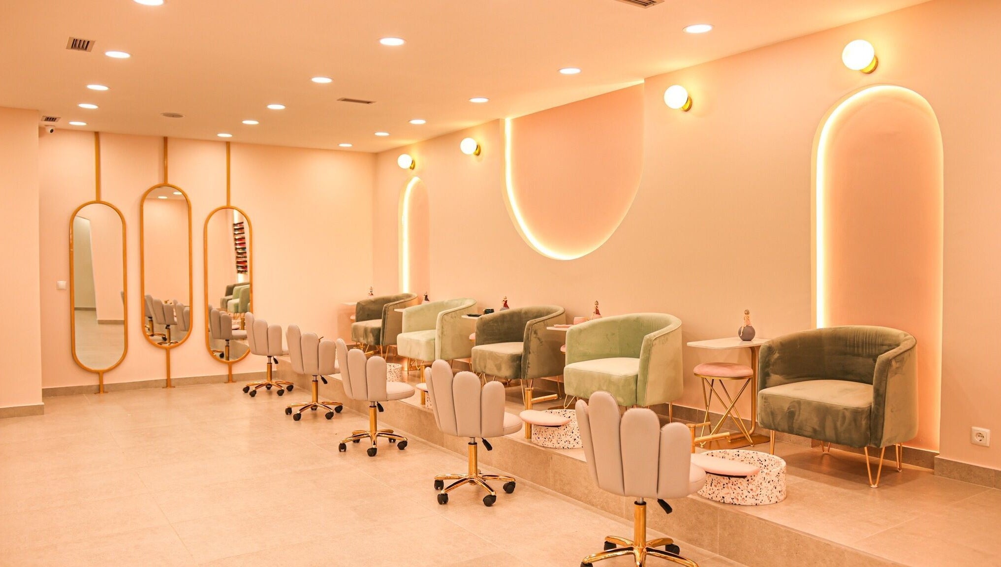 Espaço elegante e acolhedor do Glow em Maputo, Maputo, MZ, com poltronas e espelhos sofisticados.