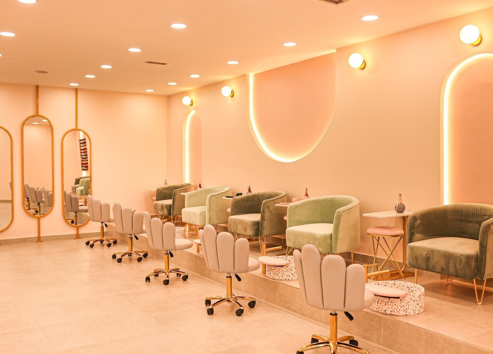 Espaço elegante e acolhedor do Glow em Maputo, Maputo, MZ, com poltronas e espelhos sofisticados.