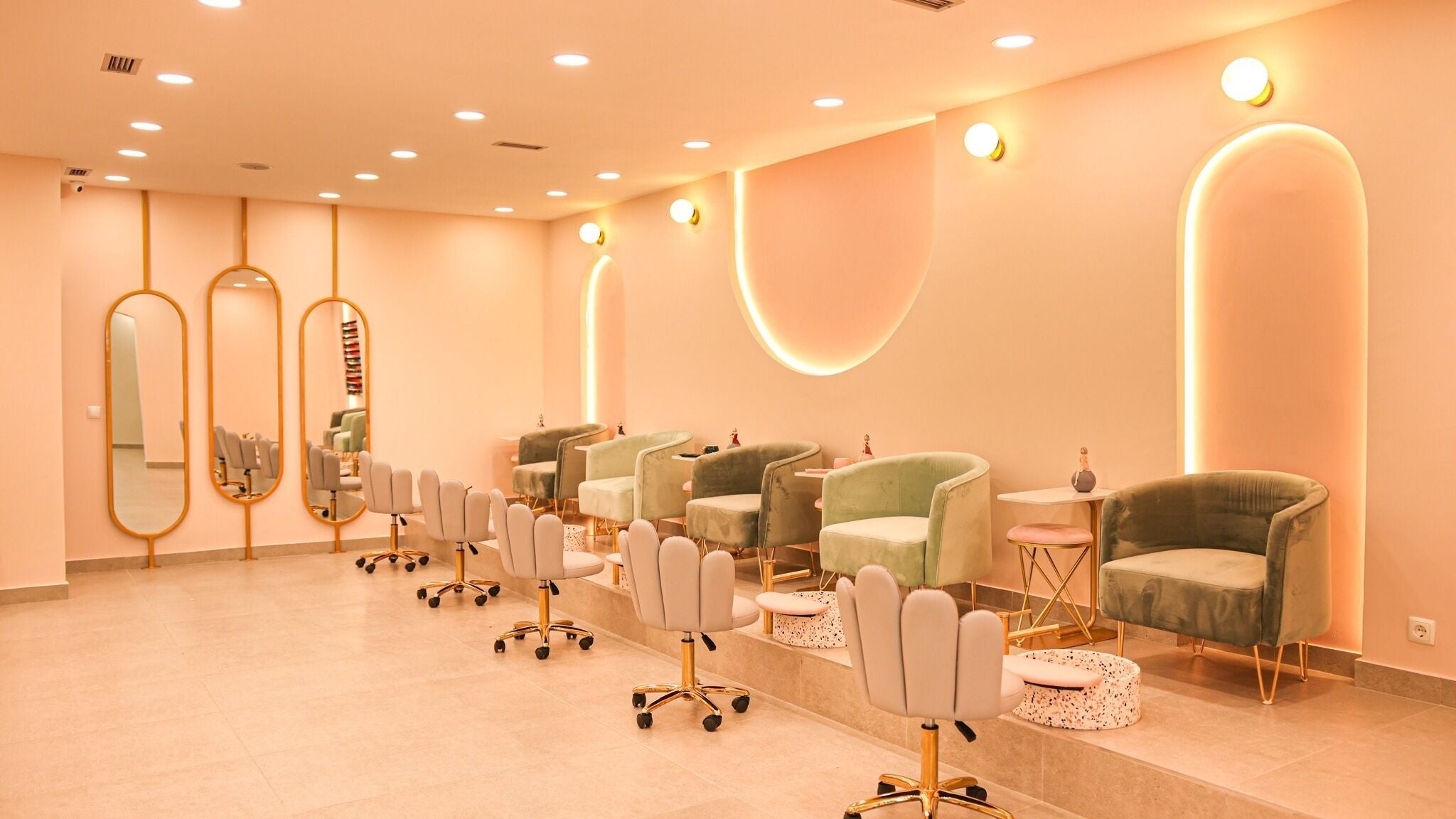 Espaço elegante e acolhedor do Glow em Maputo, Maputo, MZ, com poltronas e espelhos sofisticados.