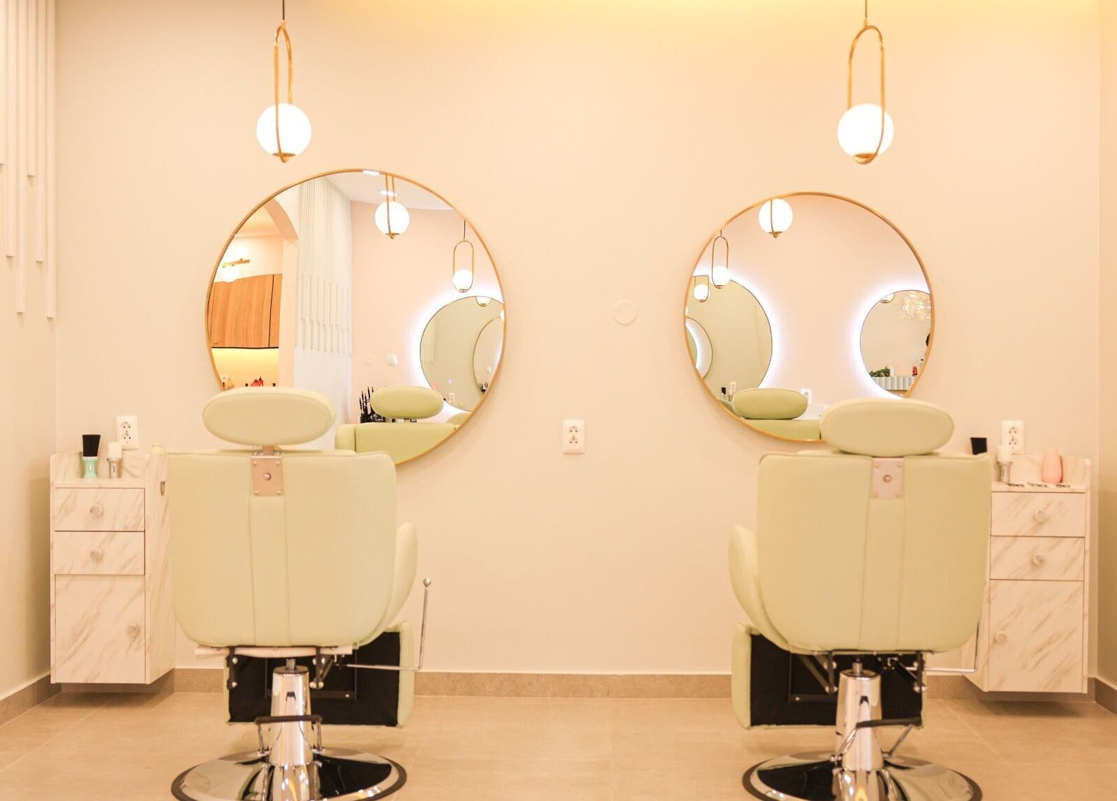 Cadeiras de salão modernas no espaço Glow, Maputo, Maputo, MZ, refletindo conforto e estilo.