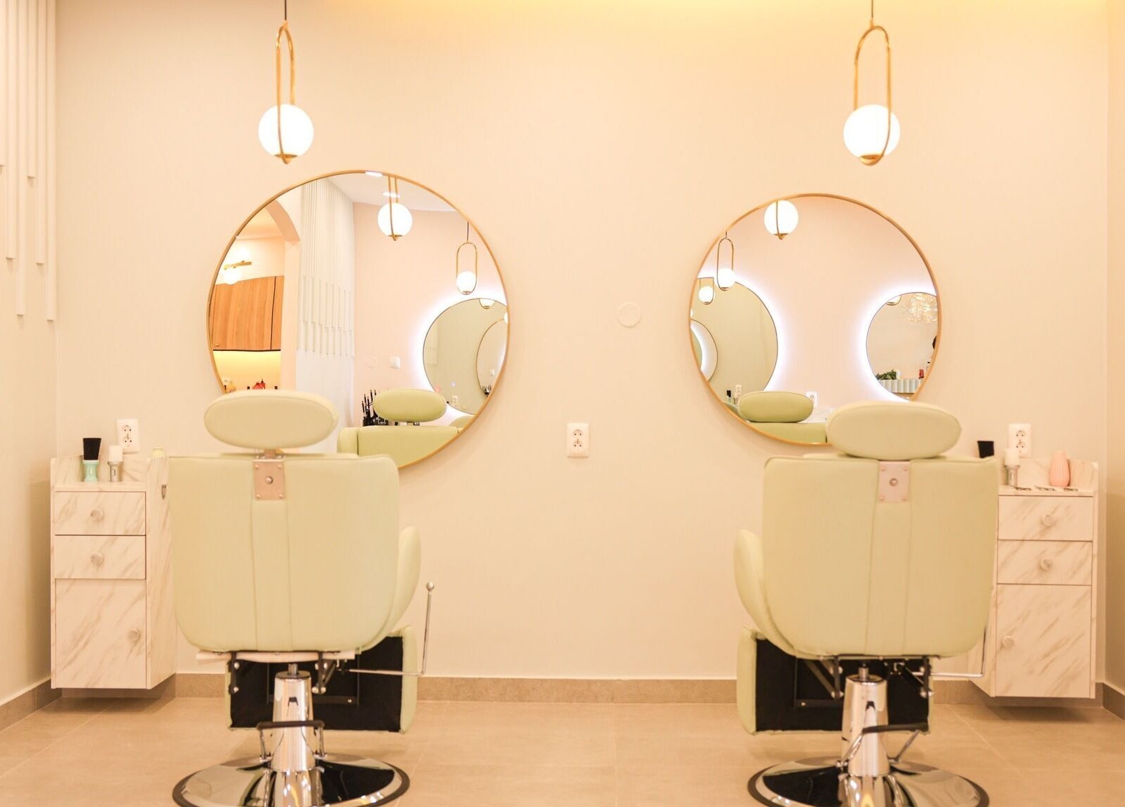 Cadeiras de salão modernas no espaço Glow, Maputo, Maputo, MZ, refletindo conforto e estilo.