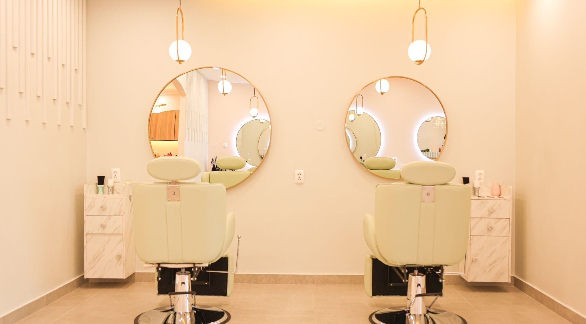 Cadeiras de salão modernas no espaço Glow, Maputo, Maputo, MZ, refletindo conforto e estilo.