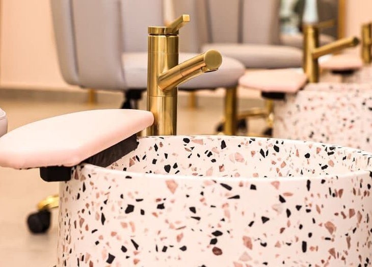 Lavatório moderno no spa Glow em Maputo, Maputo, MZ, destacando decoração sofisticada.