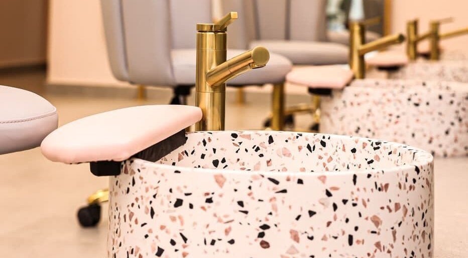 Lavatório moderno no spa Glow em Maputo, Maputo, MZ, destacando decoração sofisticada.