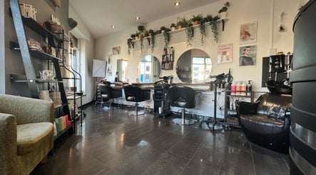 The Hair & Beauty Lounge, bild 2