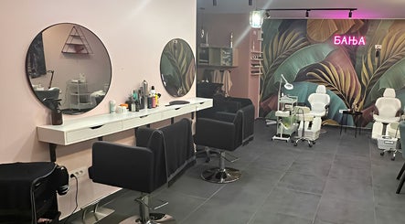 Studio Banja interior with stylish salon setup in Београд, RS, featuring chic chairs and decor.