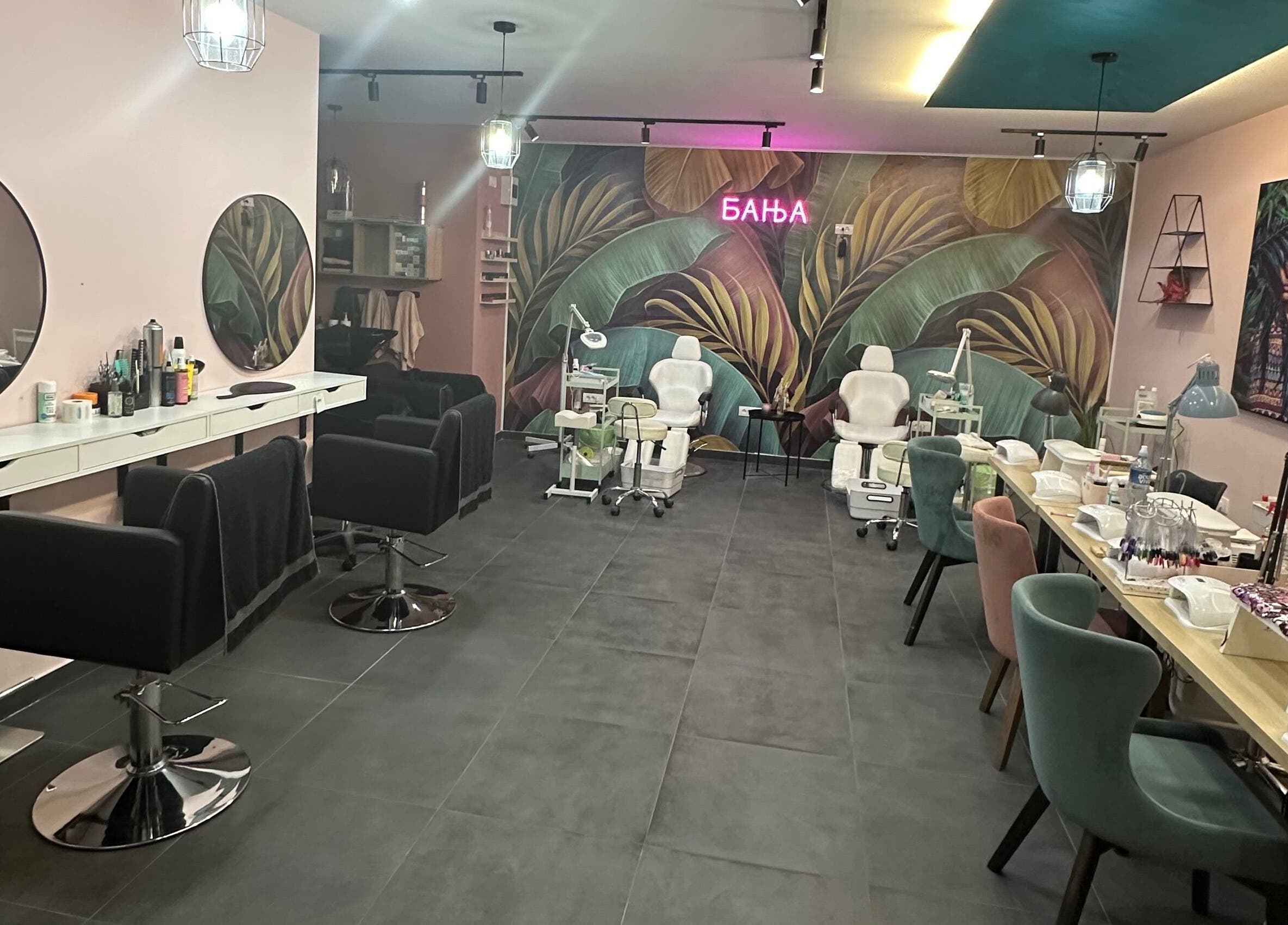 Modern beauty setup at Studio Banja, Београд, RS. Stylish chairs, mirrors and wall art enhance the ambiance.