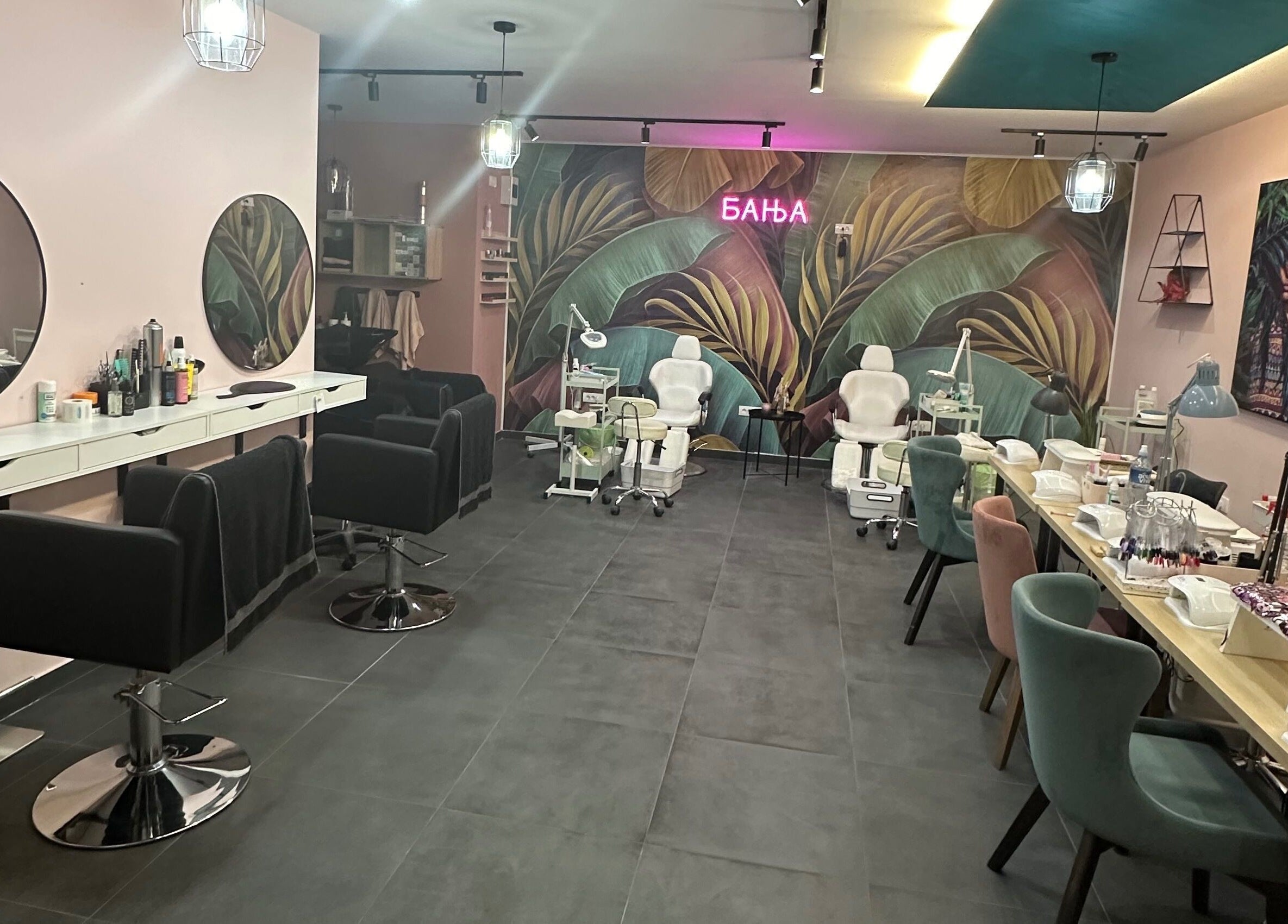 Modern beauty setup at Studio Banja, Београд, RS. Stylish chairs, mirrors and wall art enhance the ambiance.