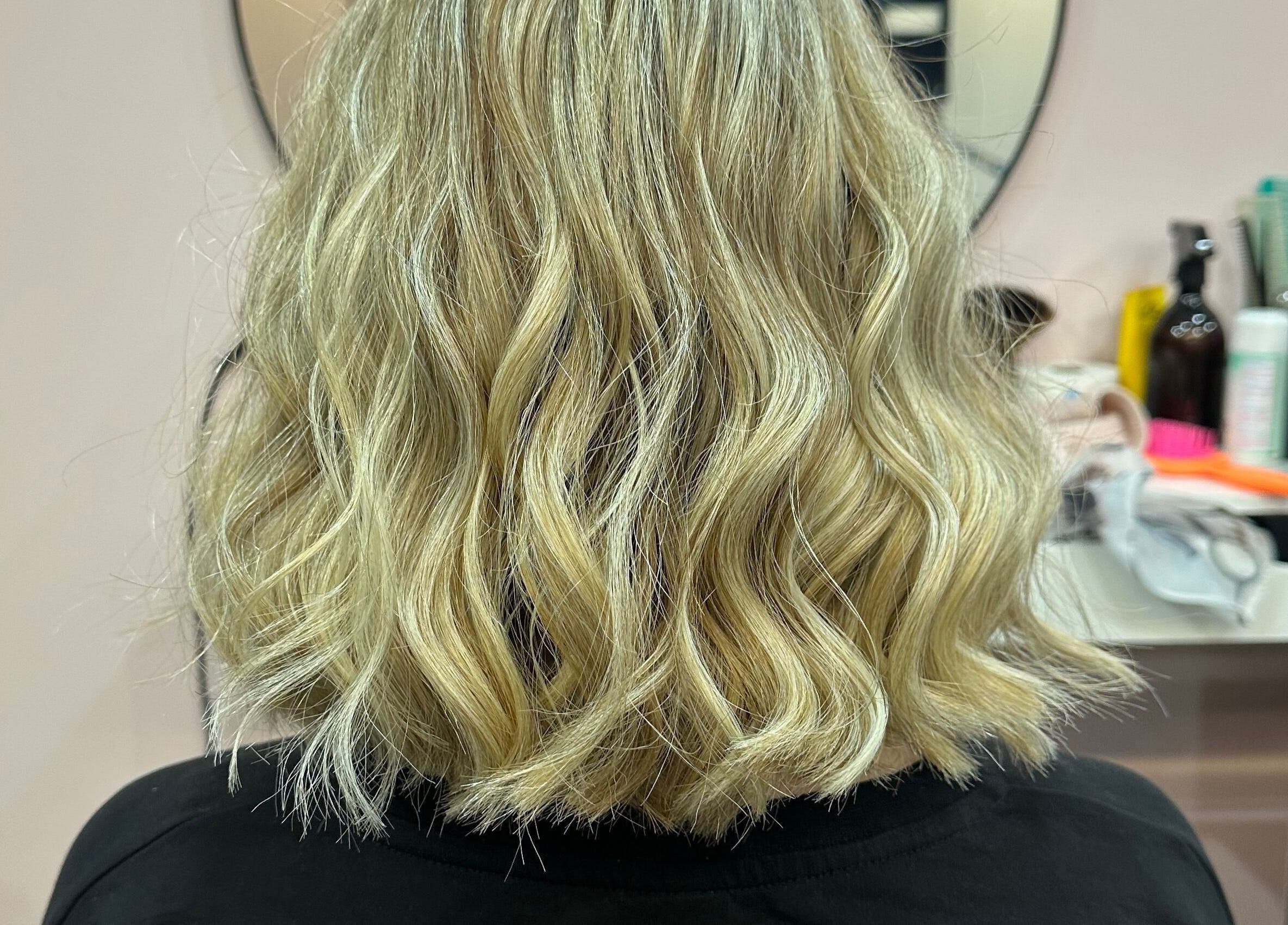 Chic blonde wavy hairstyle at Studio Banja in Београд, RS, showcasing vibrant hair care artistry.