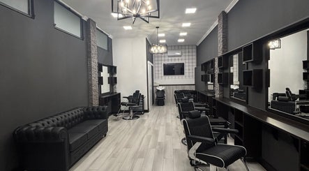 Interno elegante di SherdanaTopBarber Quartu Viale Colombo, Quartu Sant'elena, Sardegna, IT.