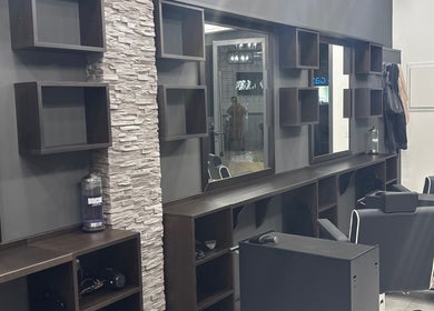 Interno moderno di SherdanaTopBarber Quartu Viale Colombo a Quartu Sant'elena, Sardegna, IT.