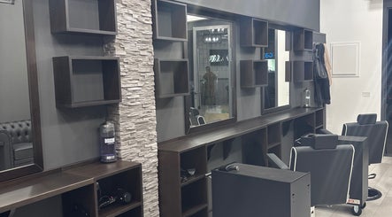 Interno moderno di SherdanaTopBarber Quartu Viale Colombo a Quartu Sant'elena, Sardegna, IT.