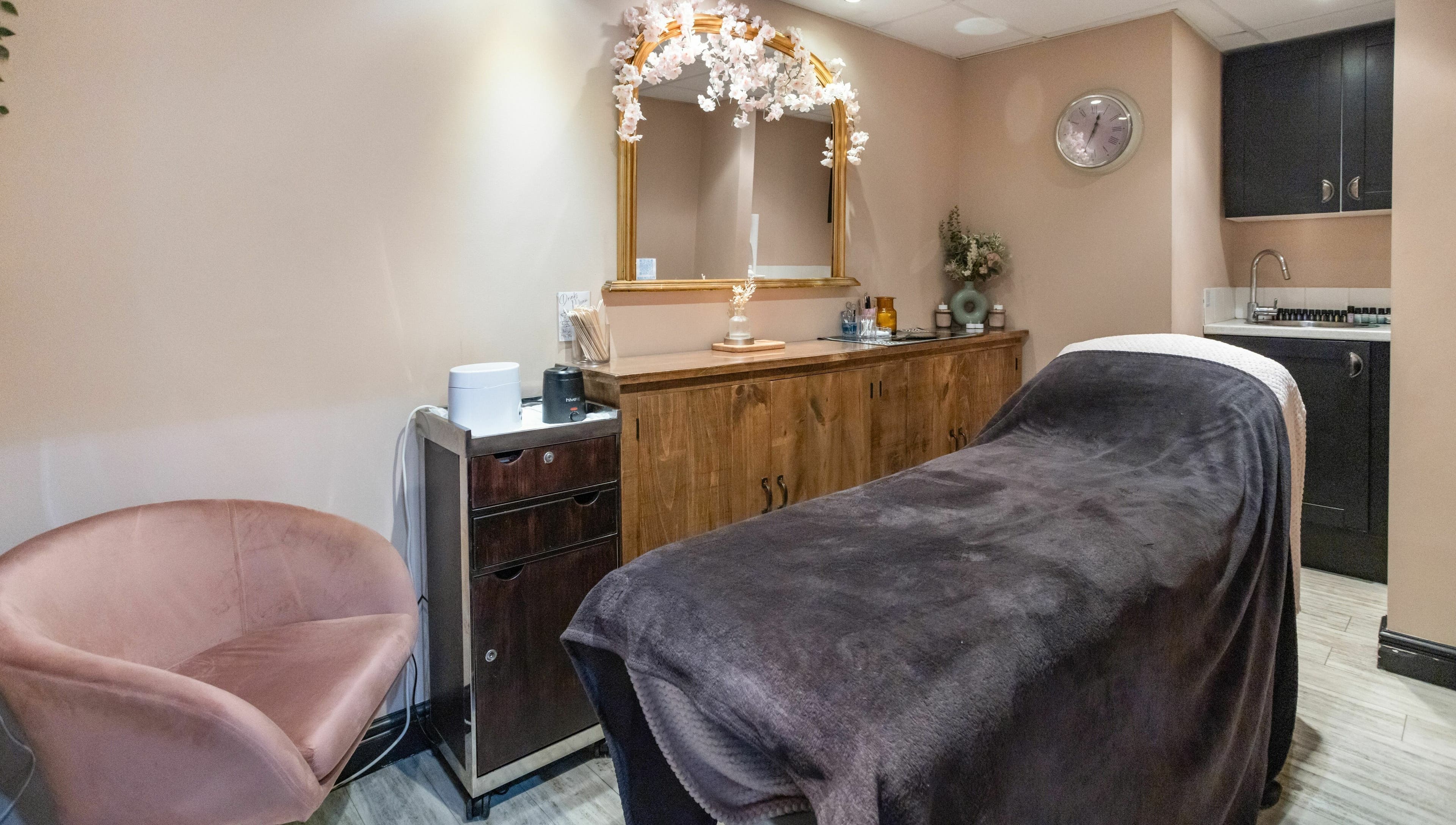 Cozy treatment room at Headlines Elite, Sheffield, England, GB with mirror, chair, and elegant decor.