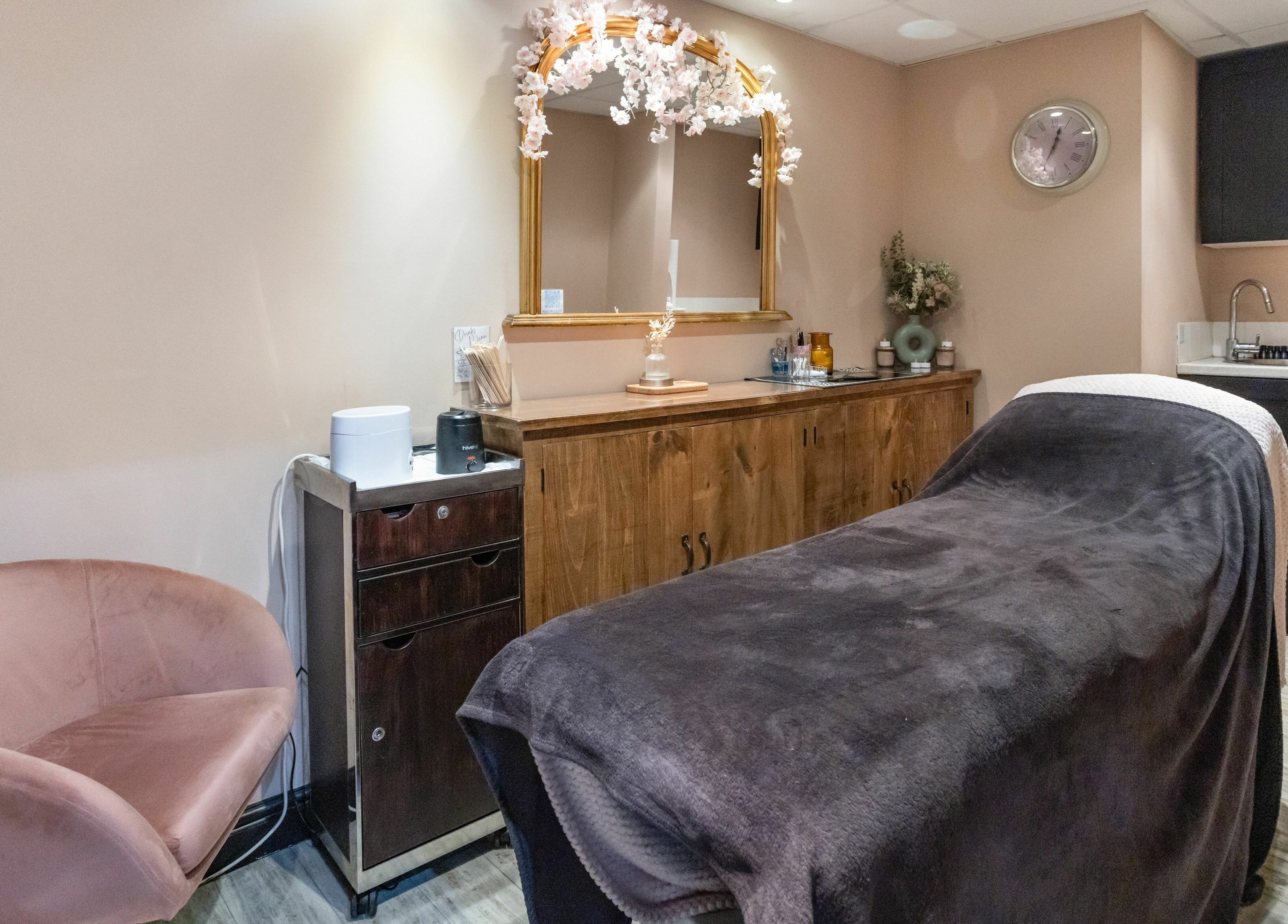 Cozy treatment room at Headlines Elite, Sheffield, England, GB with mirror, chair, and elegant decor.