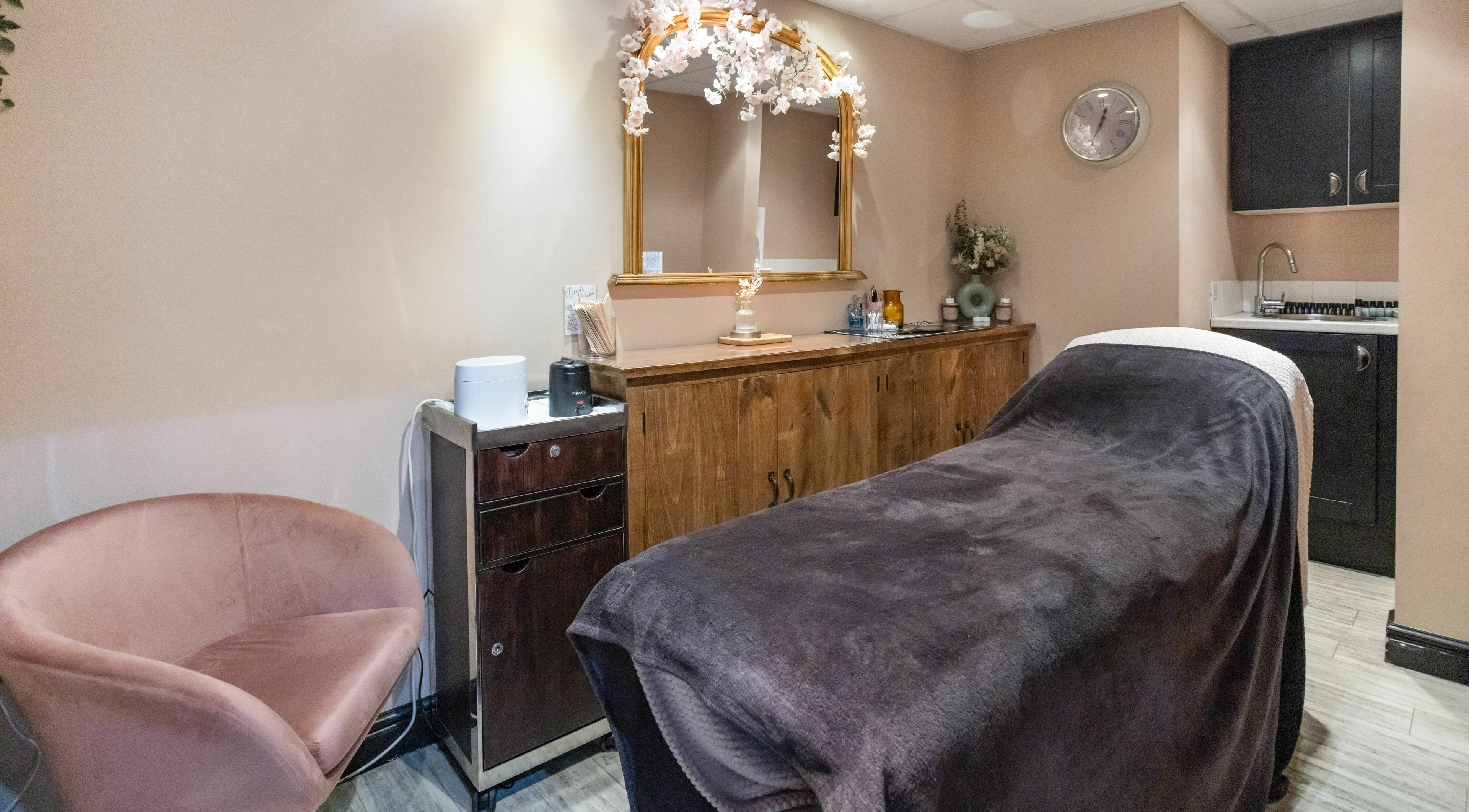 Cozy treatment room at Headlines Elite, Sheffield, England, GB with mirror, chair, and elegant decor.