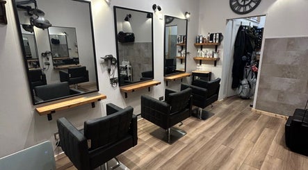 Looks Ahead Hairdressers slika 2