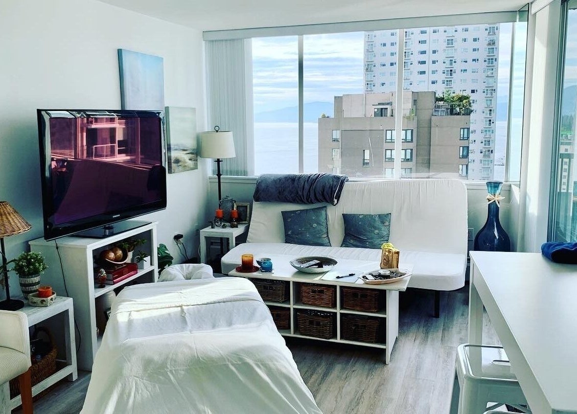Serene living room setup at En Vie Mobile Massage in Vancouver, British Columbia, CA with a stunning city view.