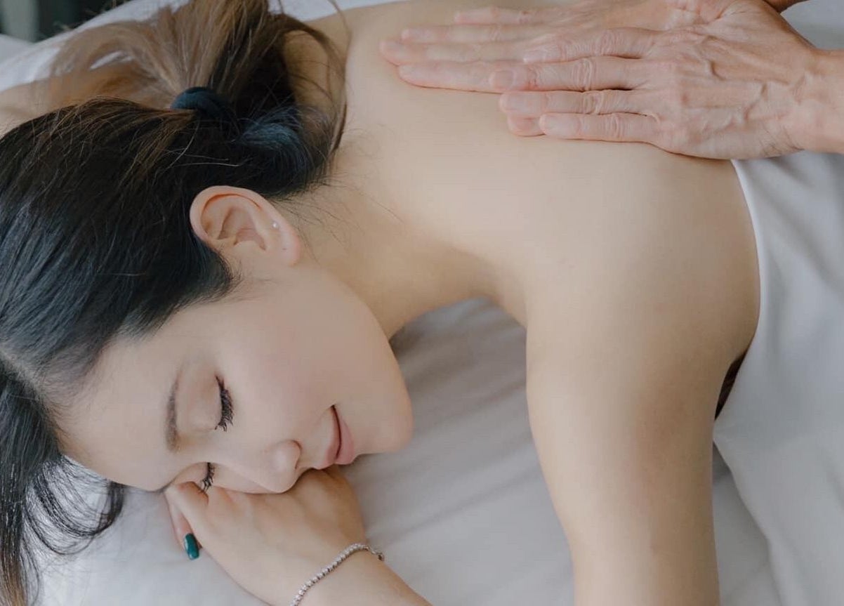 Relaxing massage at En Vie Mobile Massage, Vancouver, British Columbia, CA, enhancing well-being and tranquility.