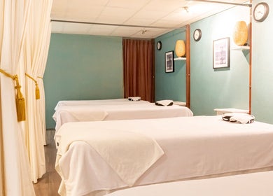 Relaxing treatment room at Six Zen Spa, Breda, Noord-Brabant, NL, featuring serene decor and massage tables.