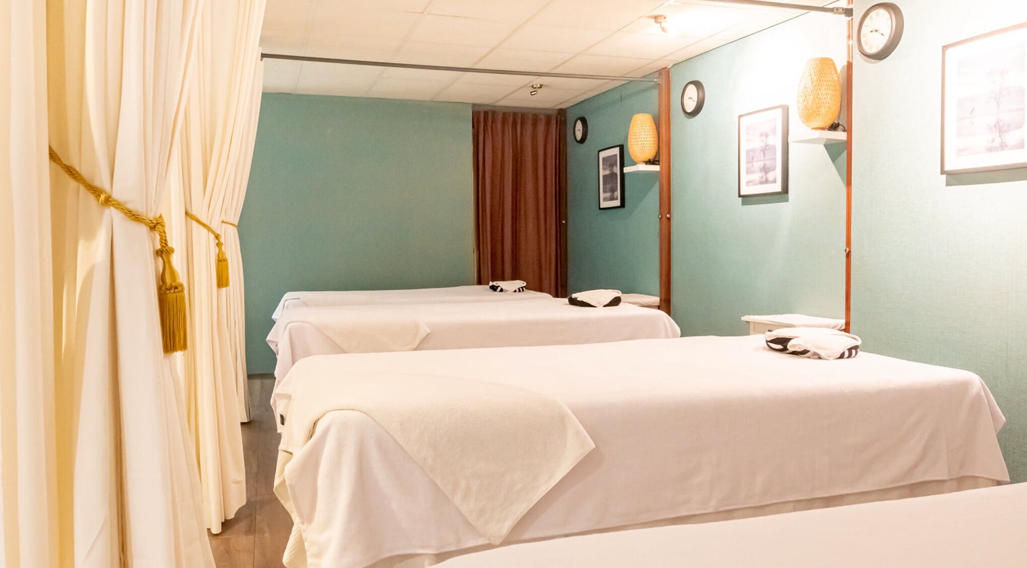 Relaxing treatment room at Six Zen Spa, Breda, Noord-Brabant, NL, featuring serene decor and massage tables.