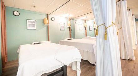 Relaxing treatment room at Six Zen Spa, Breda, Noord-Brabant, NL with cozy massage beds and tranquil decor.