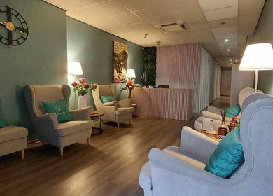 Cozy seating area at Six Zen Spa, Breda, Noord-Brabant, NL, featuring elegant chairs and soft lighting.