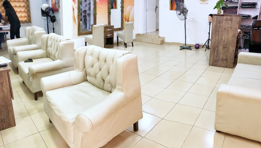 Hairloom Salon, Gwarinpa, bilde 1